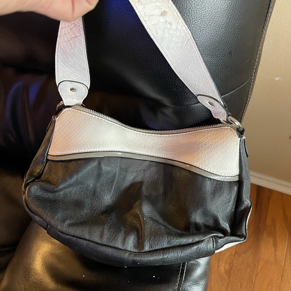 Guess - Picture 2 of 4